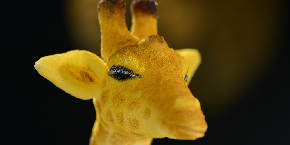 Friedliche Giraffe aus dem Kindertheater Freunde fuers Leben
