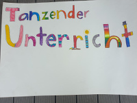 Theaterprojekte mit Kindern: Plakat zum Kindertheater - Tanztheater über einen Schulmorgen